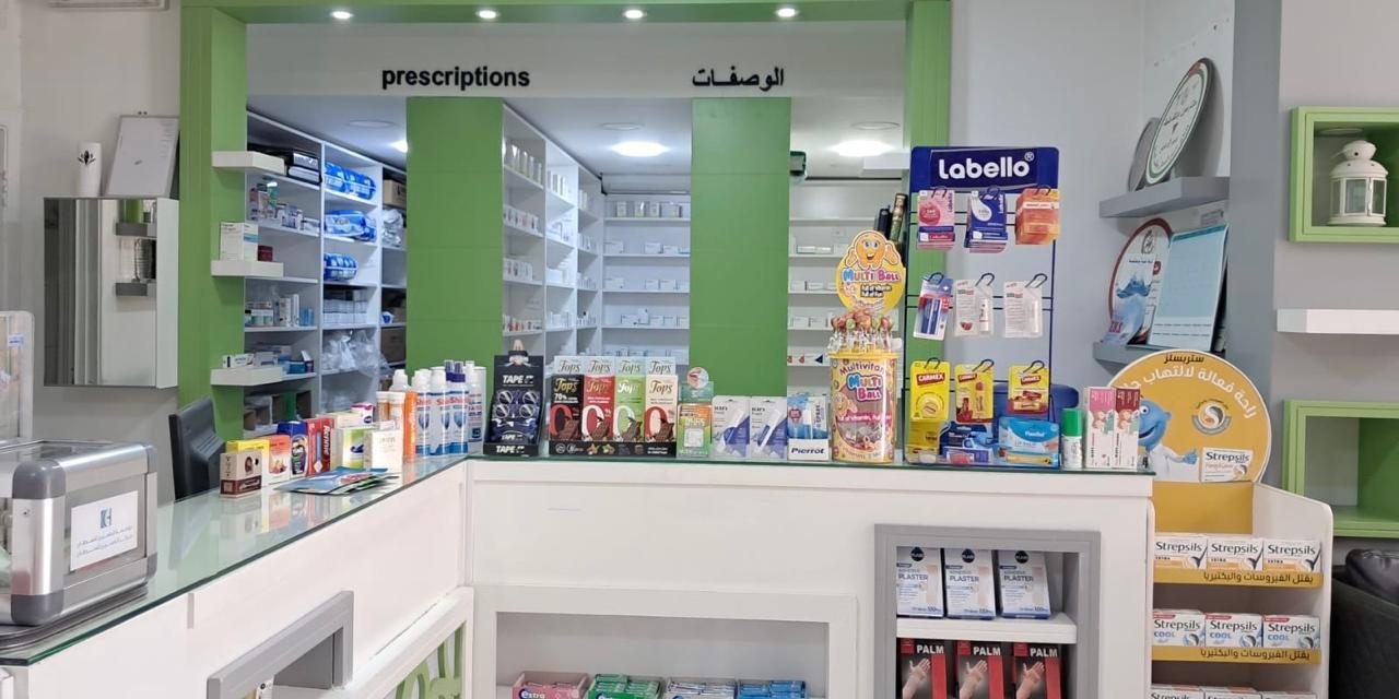 Prescription counter with bilingual prescriptions sign